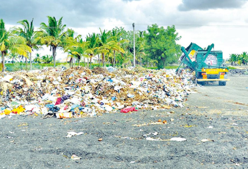 தனியார் நிலத்தில் கொட்டப்படும் குப்பைகள் பொதுமக்கள் எதிர்ப்பு