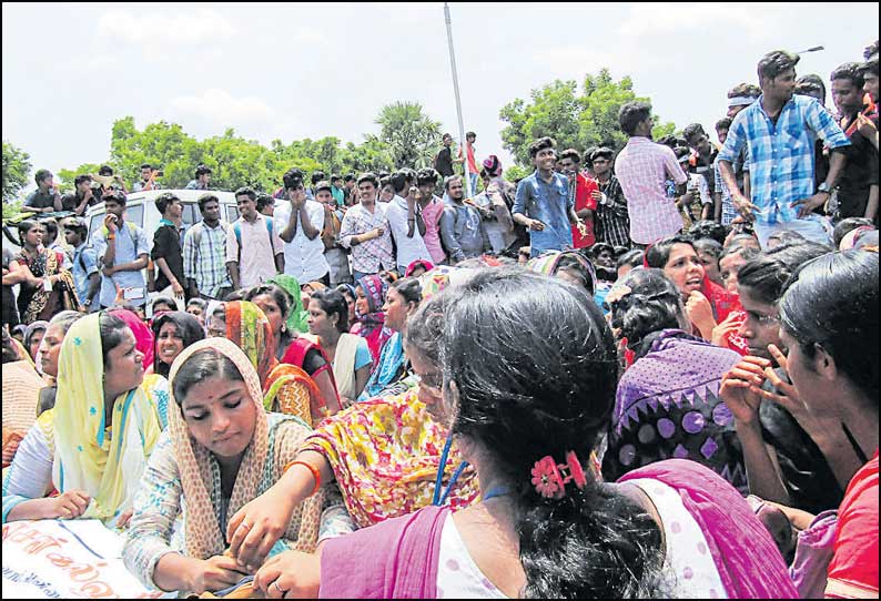 மதுக்கடைகளை மூடக்கோரி தனியார் கல்லூரி மாணவ–மாணவிகள் சாலை மறியல்