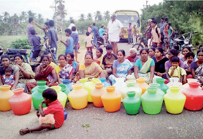 அவினாசி அருகே குடிநீர் வழங்கக்கோரி பொதுமக்கள் சாலை மறியல்