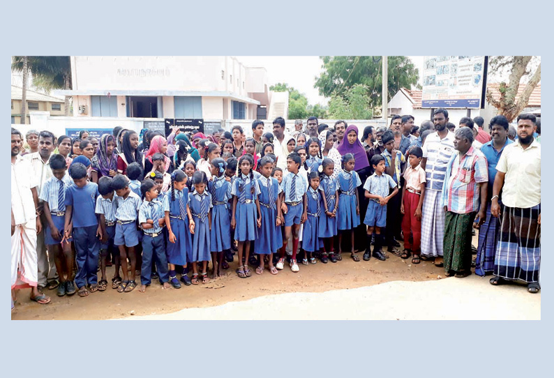 புதிய கட்டிடத்துக்கு பள்ளியை மாற்ற எதிர்ப்பு தெரிவித்து வகுப்புகளை புறக்கணித்த மாணவ–மாணவிகள்