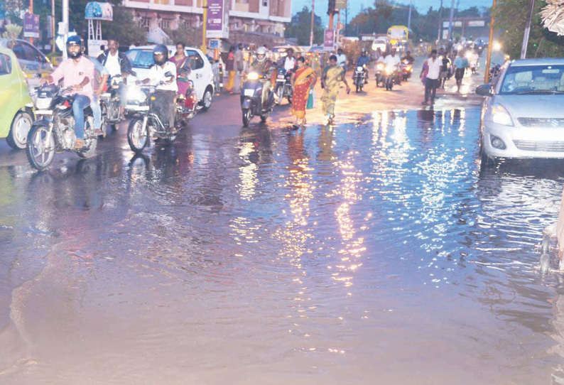 ½ மணி நேரம் பெய்த மழைக்கு திருச்சி வடிகால் வசதி இல்லாததால் பல இடங்களில் தண்ணீர் தேங்கியது