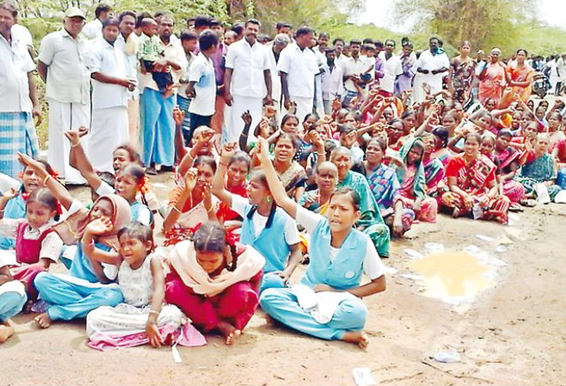 புதிதாக திறக்கப்பட்ட மதுக்கடையை மூடக்கோரி கிராம மக்கள் உண்ணாவிரதம்