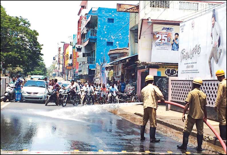 திடீர் பிரேக் போட்டதால் டேங்கர் லாரியில் இருந்து நடுரோட்டில் ஆயில் சிதறியது