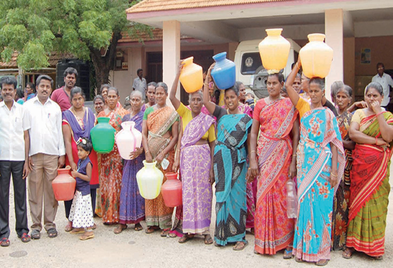 குடிநீர் கேட்டு காலி குடங்களுடன் கோவில்பட்டி யூனியன் அலுவலகத்தை 2 கிராம மக்கள் முற்றுகை