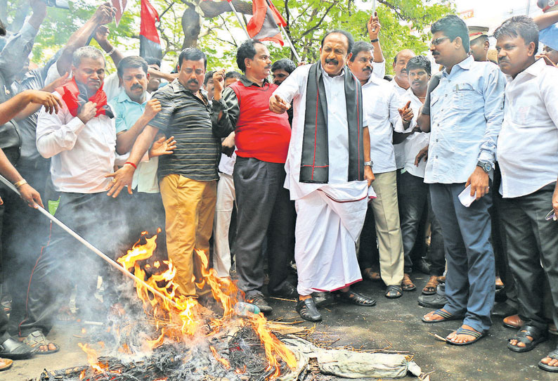 ‘நீட்’ தேர்வுக்கு விலக்கு கோரி சென்னையில், சுங்க இலாகா அலுவலகத்தை முற்றுகையிடும் போராட்டம் வைகோ உள்பட ம.தி.மு.க.வினர் கைதாகி விடுதலை