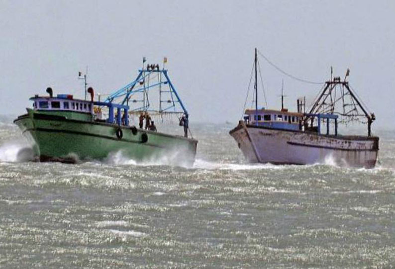 இலங்கை கடற்படையினரால் ராமேசுவரம் மீனவர்கள் 12 பேர் சிறைபிடிப்பு