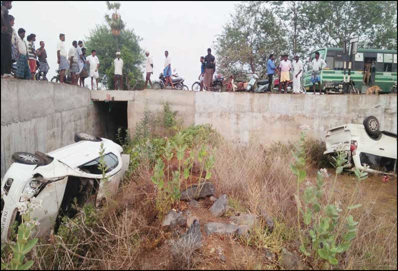 கோபி அருகே பாலத்தின் தடுப்புச்சுவரில் மோதி 2 கார்கள் கவிழ்ந்தன ஒருவர் சாவு