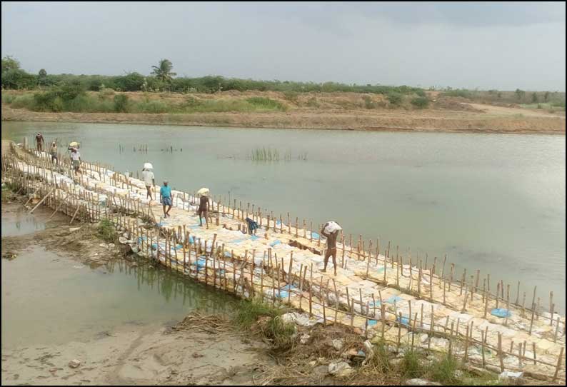 பரவனாற்றின் குறுக்கே மணல் மூட்டைகள் அடுக்கி வைப்பு விவசாயிகள் போராட்டத்தில் ஈடுபட முடிவு