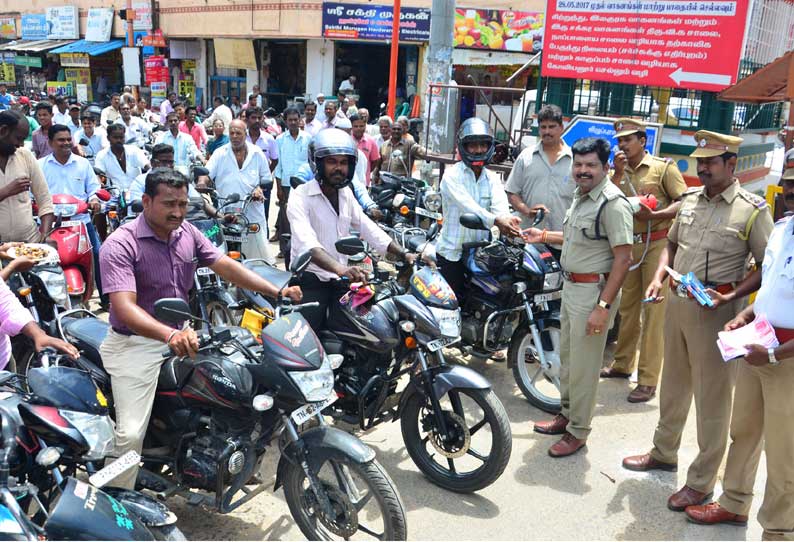 விழுப்புரத்தில் ஹெல்மெட் அணிந்து வந்த இருசக்கர வாகன ஓட்டிகளுக்கு இனிப்பு