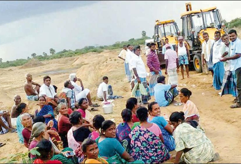 மணல் குவாரிக்கு பாதை அமைத்த எந்திரங்களை பொதுமக்கள் சிறைபிடித்தனர்