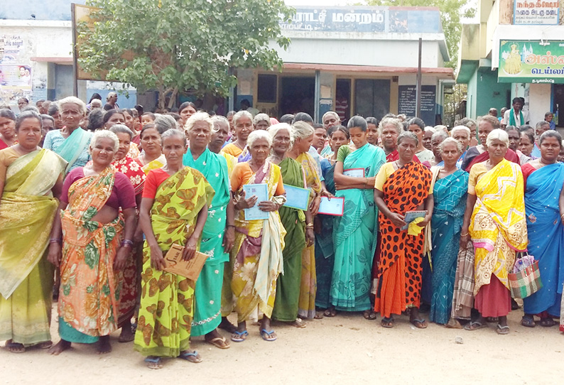 ஊராட்சி மன்ற அலுவலகத்தை பெண் தொழிலாளர்கள் முற்றுகை பணி வழங்க வலியுறுத்தல்