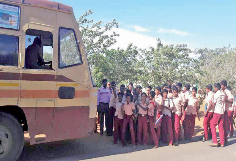 பாவூர்சத்திரம் அருகே பரபரப்பு அரசு பஸ்சை சிறைபிடித்து பள்ளி மாணவர்கள் போராட்டம்