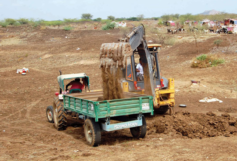 தூர்வாரும் பணியில் முறைகேடு புகார்: ஆதனூர் கண்மாயில் அதிகாரிகள் ஆய்வு