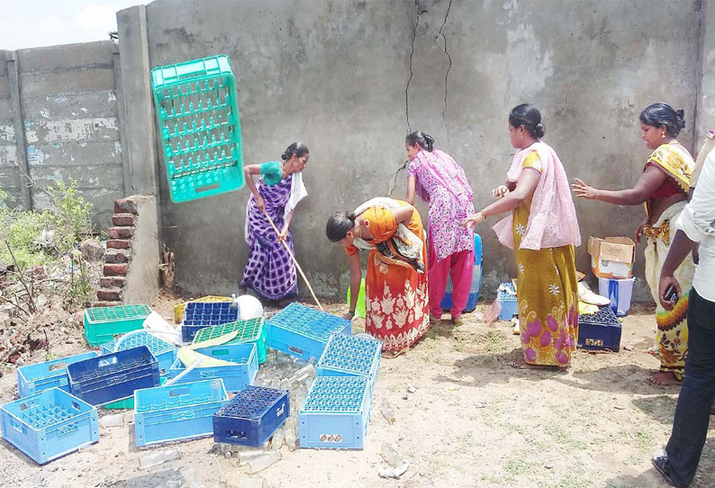 திருபுவனை பகுதியில் சாராயக் கடைகளை சூறையாடி கிராம மக்கள் போராட்டம்