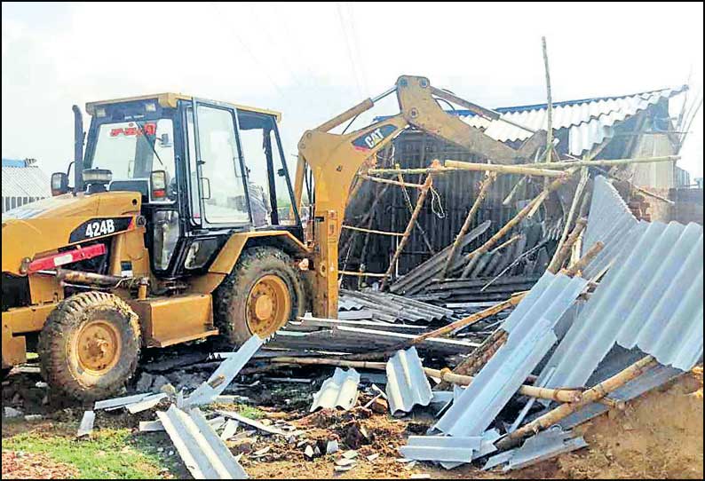 மாதவரம் அருகே அரசு நிலத்தில் ஆக்கிரமித்து கட்டிய குடிசைகள் அகற்றம்