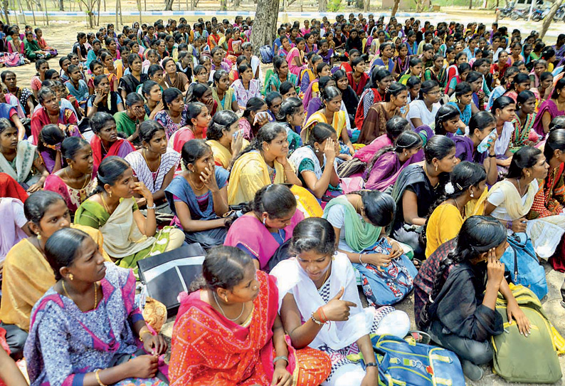 அரசு கல்லூரி மாணவர்கள் வகுப்பு புறக்கணிப்பு போராட்டம்