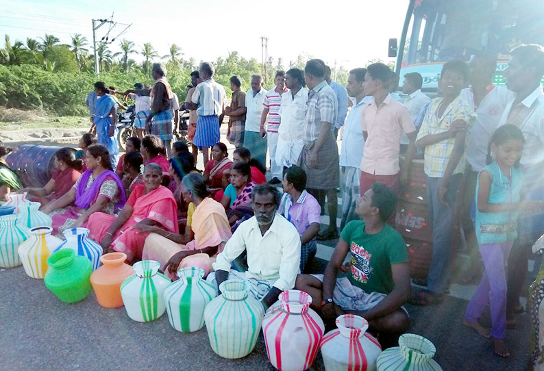 குடிநீர் கேட்டு காலிக்குடங்களுடன் பொதுமக்கள் சாலை மறியல்