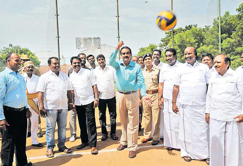 மாணவ–மாணவிகளுக்கான விளையாட்டு போட்டிகள் கலெக்டர் தொடங்கி வைத்தார்