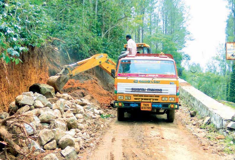 வீடுதோறும் வரி வசூல் செய்தனர்: சாலையை விரிவாக்கம் செய்யும் மலைகிராமமக்கள்