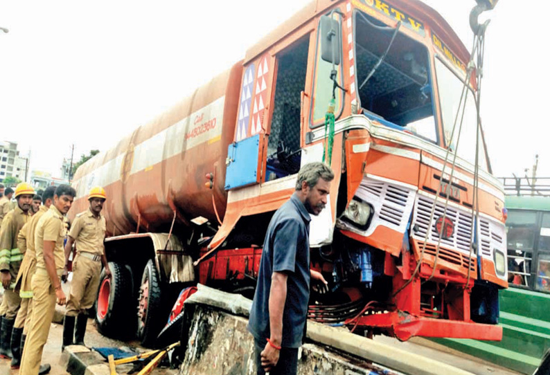 செங்குன்றம் அருகே தடுப்பு சுவரில் டேங்கர் லாரி மோதி தீப்பிடித்ததால் பரபரப்பு