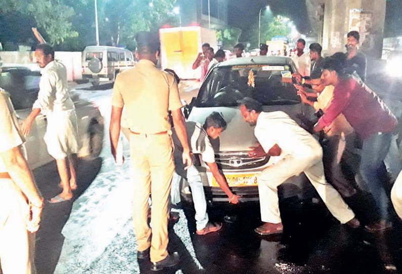 மீனம்பாக்கத்தில் சாலை தடுப்பில் கார் மோதி விபத்து போக்குவரத்து பாதிப்பு