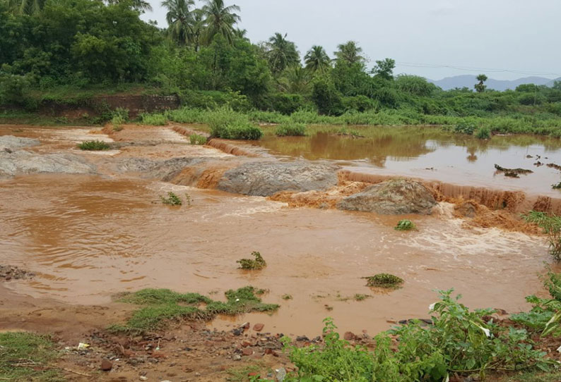 அணைக்கட்டு வழியாக ஓடும் பேயாற்றில் மழை வெள்ளம்