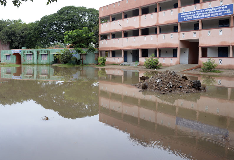 வேலூரில் விடிய விடிய பெய்த மழையால் வீடு இடிந்து விழுந்தது