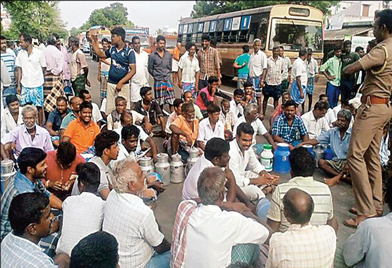 சின்னசேலம் அருகே பால் கொள்முதல் நிலையம் முன்பு விவசாயிகள் சாலை மறியல்