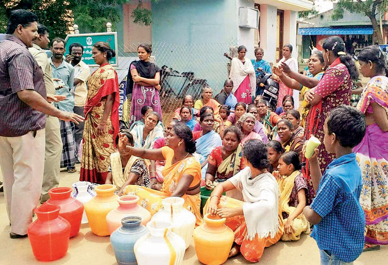 திருப்பரங்குன்றம் அருகே குடிநீர் கேட்டு பெண்கள் காலி குடங்களுடன் மறியல் போராட்டம்