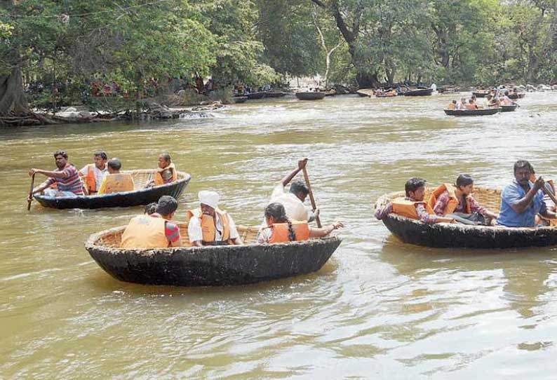 தொடர் விடுமுறையால் ஒகேனக்கல்லில் குவிந்த சுற்றுலா பயணிகள்