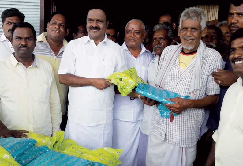 எடப்பாடி பழனிசாமியும், பன்னீர்செல்வமும் இணைந்து இரட்டை இலை சின்னத்தை மீட்க வேண்டும்