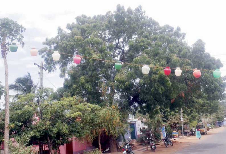 குடிநீர் கேட்டு தெருக்களின் நுழைவு வாயிலில் காலி குடங்களை தோரணமாக கட்டி பொதுமக்கள் நூதன போராட்டம்