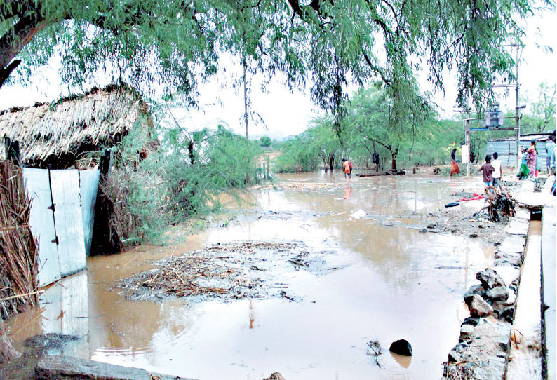 ஆண்டிப்பட்டி பகுதியில் பலத்த மழை: வீடுகளுக்குள் புகுந்த ஓடை தண்ணீர் பொதுமக்கள் அவதி