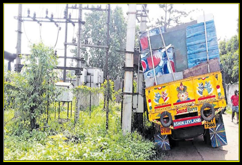 கும்மிடிப்பூண்டி அருகே டிரான்ஸ்பார்மர் மீது சரிந்த லாரி; மின்சாரம் தாக்கி வாலிபர் பலி