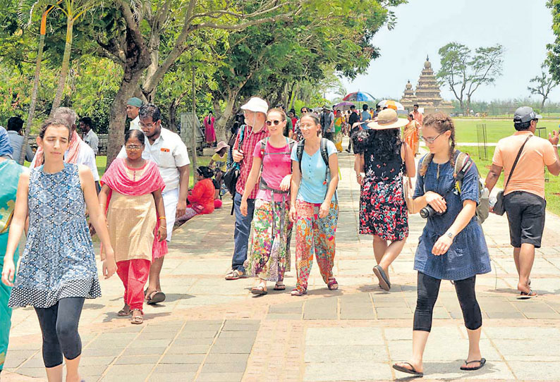 தொடர் விடுமுறை எதிரொலி மாமல்லபுரத்தில் சுற்றுலா பயணிகள் குவிந்தனர்