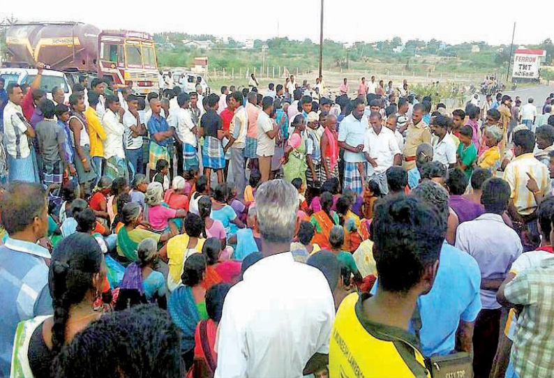 நான்கு வழிச்சாலையில் கார் மோதி தொழிலாளி பலி, கிராமமக்கள் மறியல்