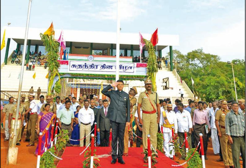 தூத்துக்குடியில் சுதந்திர தினவிழா கொண்டாட்டம் கலெக்டர் வெங்கடேஷ் தேசிய கொடியேற்றினார்