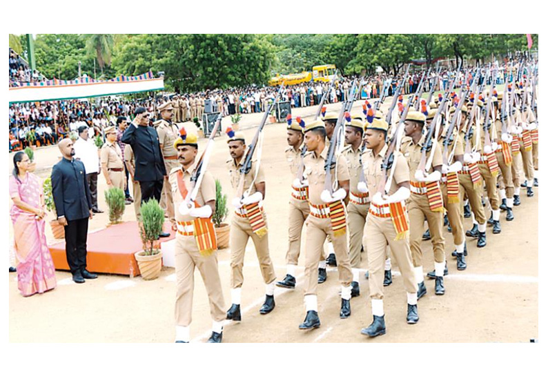 சுதந்திர தின விழா: கடலூரில், கலெக்டர் ராஜேஷ் தேசிய கொடி ஏற்றினார்