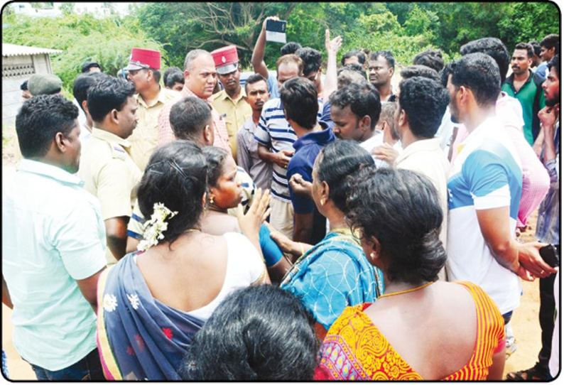 நோணாங்குப்பத்தில் பள்ளிக்கூடம் அருகே மதுக்கடை திறக்க மக்கள் எதிர்ப்பு