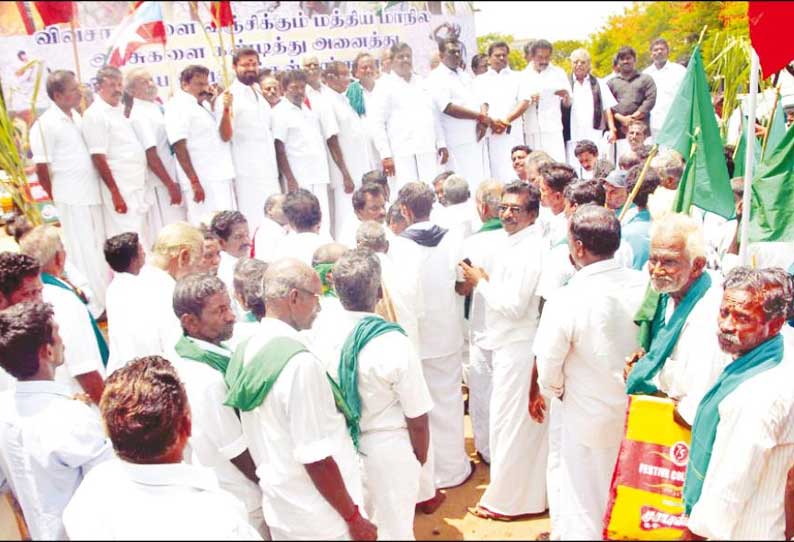 மத்திய, மாநில அரசுகளை கண்டித்து விவசாயிகள் சங்கத்தினர் ஆர்ப்பாட்டம்