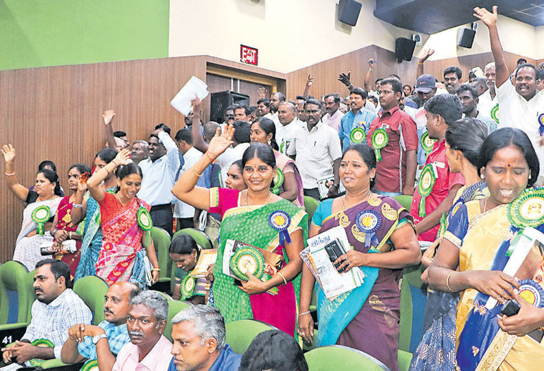 எடப்பாடி பழனிசாமி கூட்டத்தில் சம்பள உயர்வு கேட்டு கிராம உதவியாளர்கள் கோ‌ஷம்