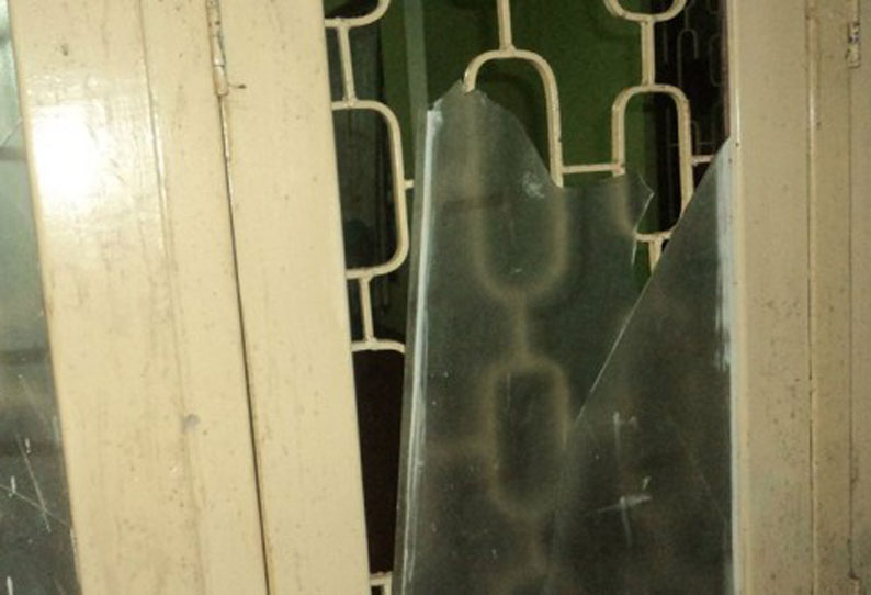 பூந்தமல்லி எம்.எல்.ஏ. வீடு மீது கல்வீசி தாக்குதல் இரு தரப்பையும் சேர்ந்த 20 பேர் மீது வழக்கு