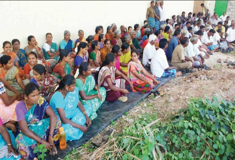 சுகாதார சீர்கேடு ஏற்படுவதாக கூறி கோழிப்பண்ணையை அகற்றக்கோரி பொதுமக்கள் உண்ணாவிரத போராட்டம்