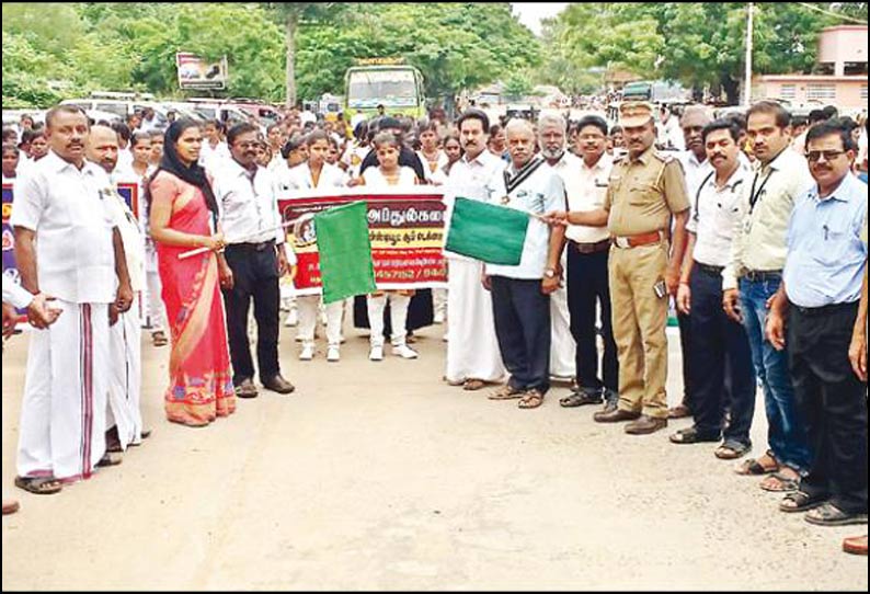 சீர்காழியில் டெங்குகாய்ச்சல் விழிப்புணர்வு பேரணி நகராட்சி ஆணையர் தொடங்கி வைத்தார்