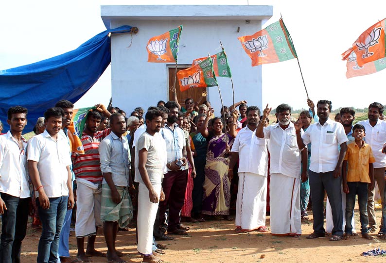 மீண்டும் திறக்கப்பட்ட மதுபானக்கடையை முற்றுகையிட்டு பா.ஜ.க.வினர், பெண்கள் போராட்டம்