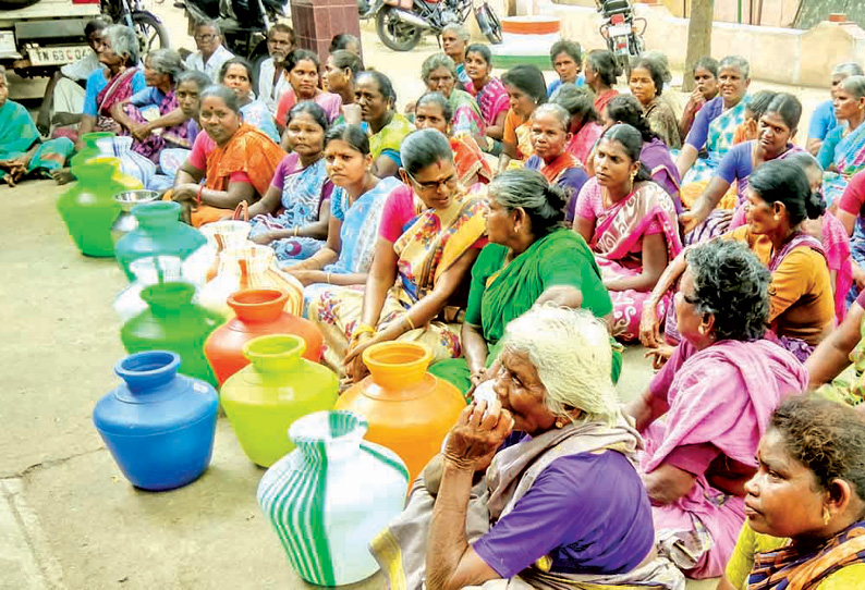 குடிநீர் வினியோகம் செய்யக்கோரி மானாமதுரை ஒன்றிய அலுவலகத்தில் கிராமமக்கள் முற்றுகை