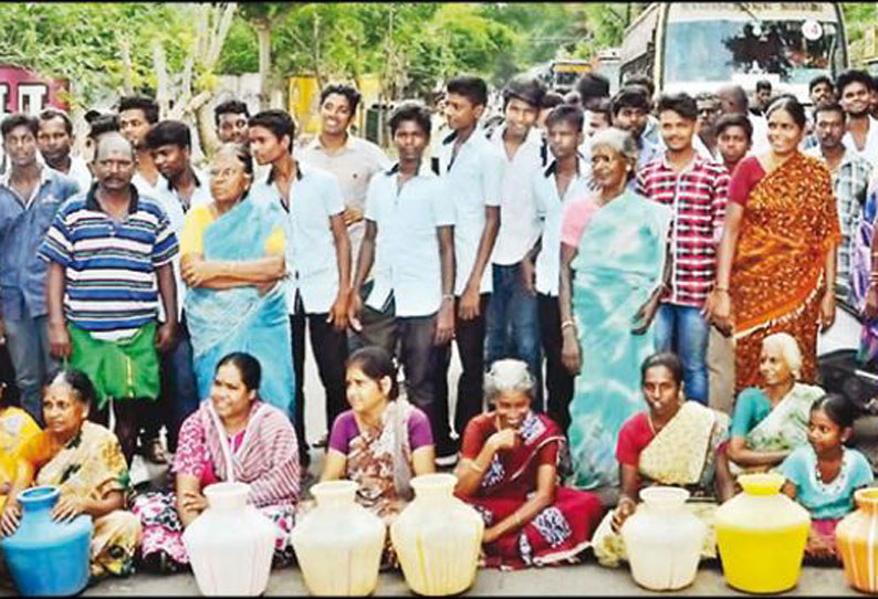 தட்டுப்பாடின்றி குடிநீர் வழங்கக்கோரி காலி குடங்களுடன் பொதுமக்கள் சாலை மறியல்