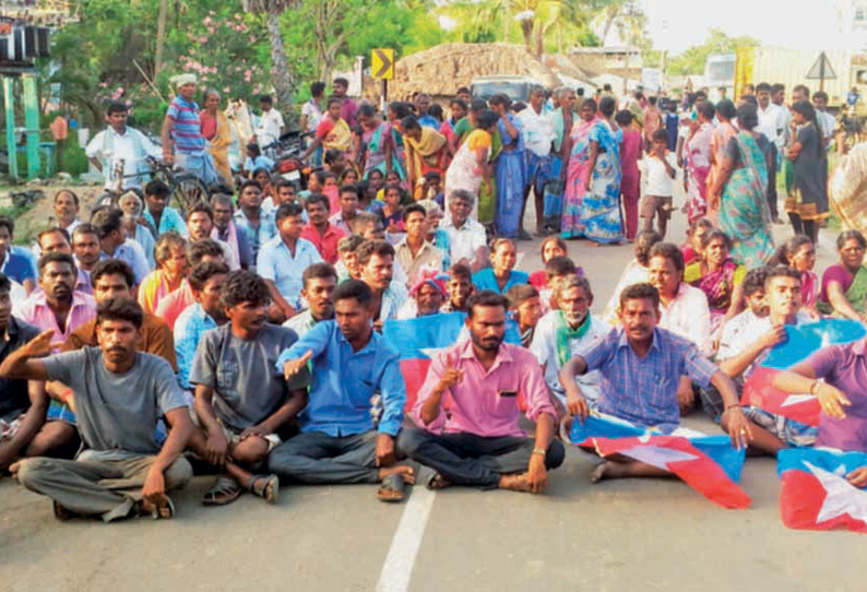 மாணவி அனிதா தற்கொலை; சாலைமறியல் பிரதமர் மோடியின் உருவபொம்மை எரிப்பு