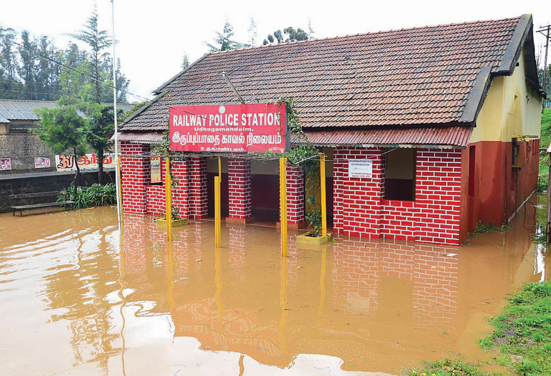 ஊட்டியில் 2 மணி நேரம் கொட்டித்தீர்த்த மழை ரெயில்வே போலீஸ் நிலையத்தை தண்ணீர் சூழ்ந்தது