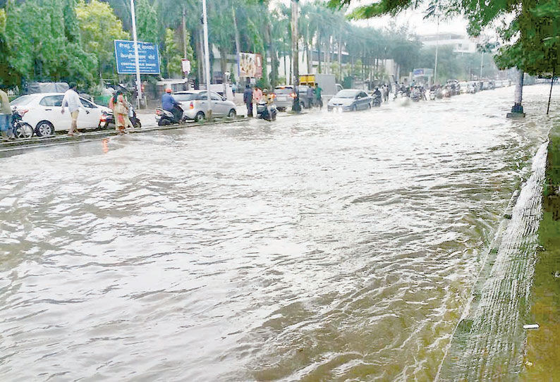 பெங்களூருவில் விடிய, விடிய கொட்டி தீர்த்த கனமழை வீடுகள், அடுக்குமாடி குடியிருப்புகளை தண்ணீர் சூழ்ந்தது